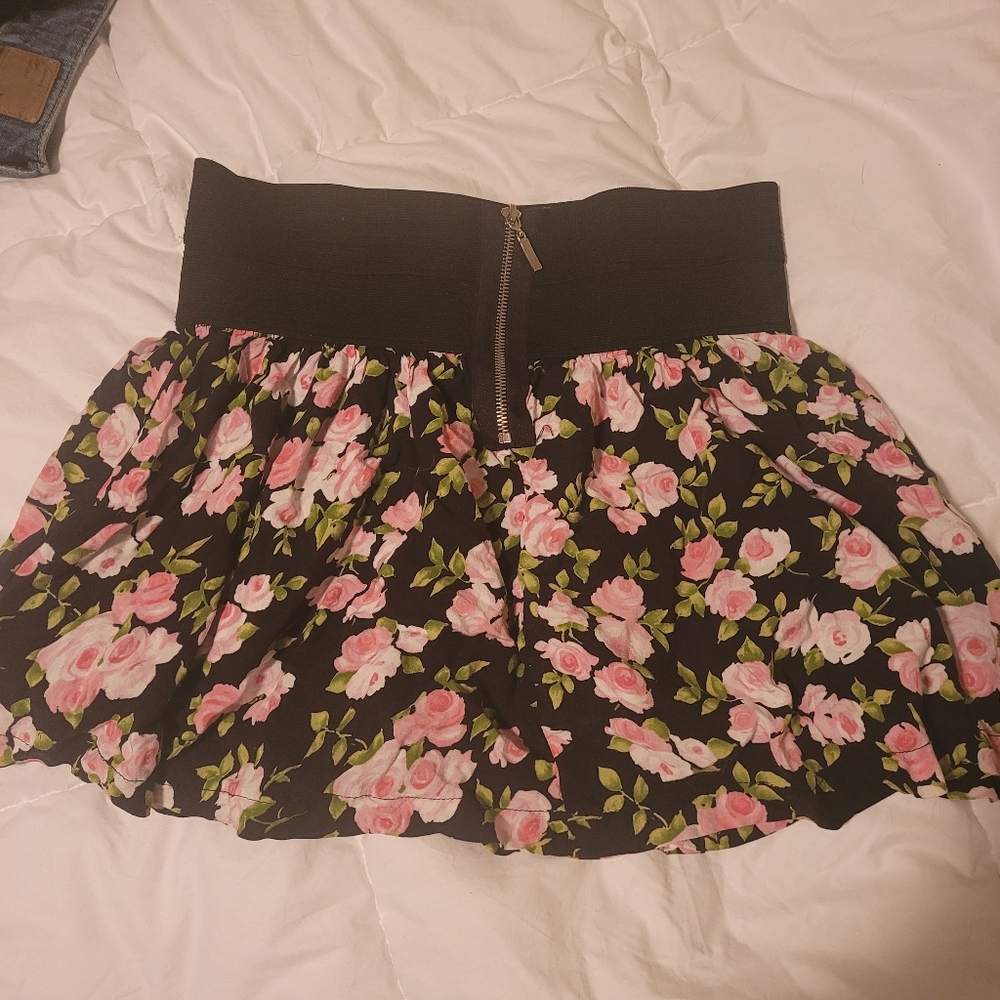 Floral mini skirt size M